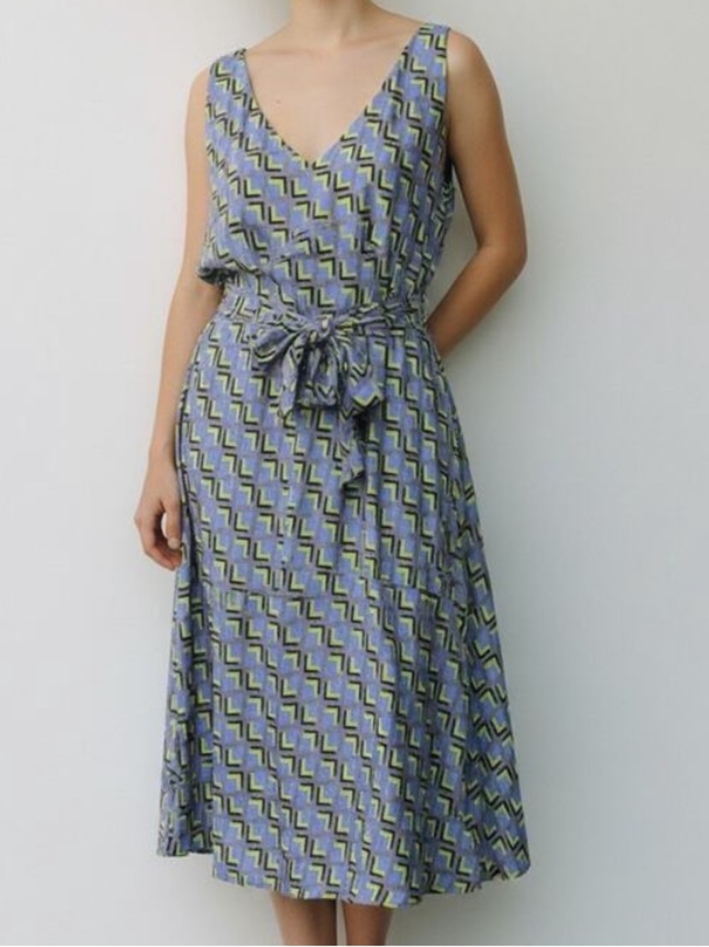 Wild Fang sleeveless V Neck cubic Pattern Tie Waist Midi satin slip dress NWT